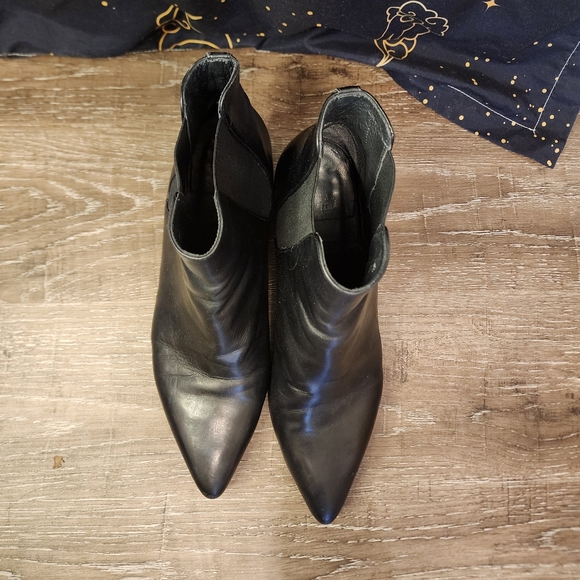 Stuart Weitzman Yuliana 60 Chelsea Black Leather Medium Width Bootie Size 9.5 - Picture 4 of 7